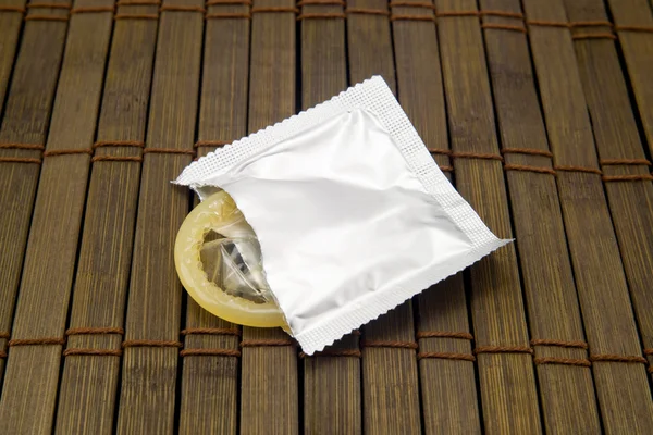 ahşap zemin üzerinde bir prezervatif