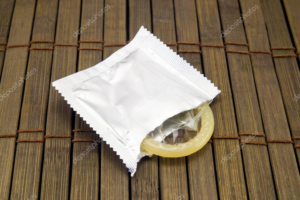 Один презерватив на деревянном фоне стоковое фото ©Olvius 101826706