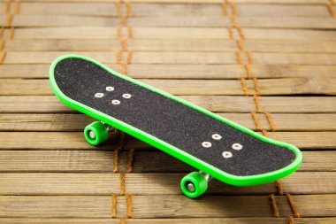  Beyaz bir arka plan üzerinde kaykay