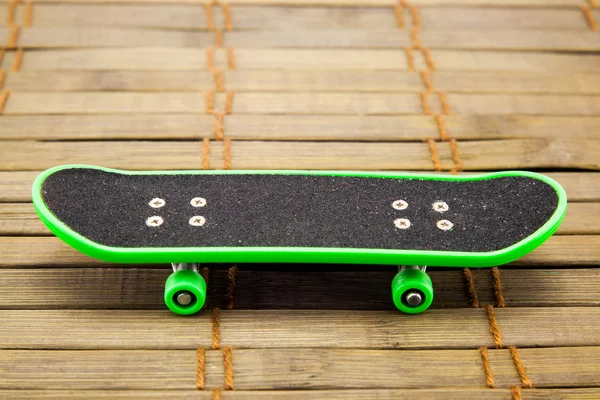 Skate sobre um fundo branco — Fotografia de Stock