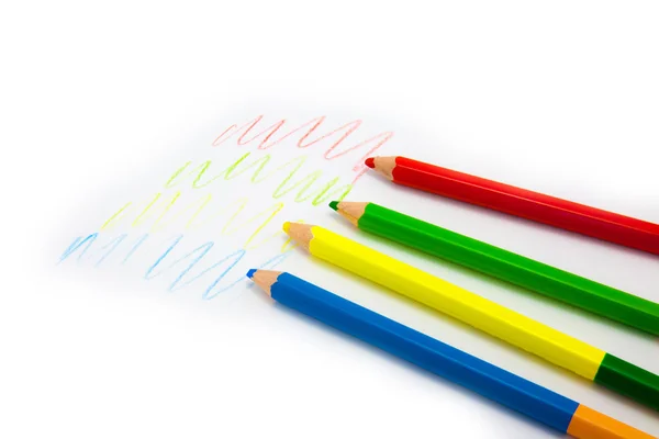 สีดินสอแยกกันบนพื้นหลังสีขาว — ภาพถ่ายสต็อก