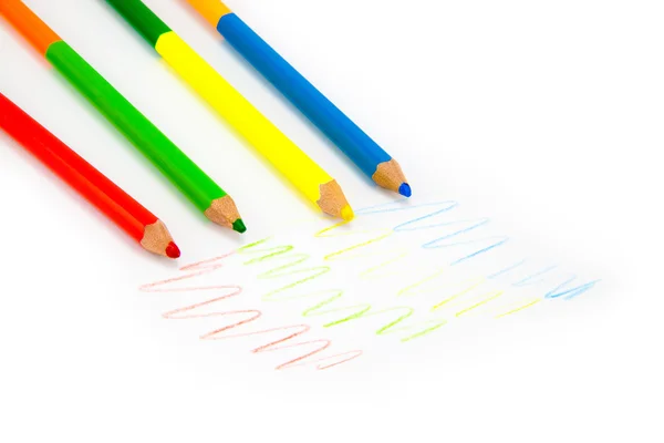 สีดินสอแยกกันบนพื้นหลังสีขาว — ภาพถ่ายสต็อก