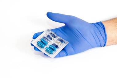 Beyaz arka planda mavi tabureli bir nitril eldiven.