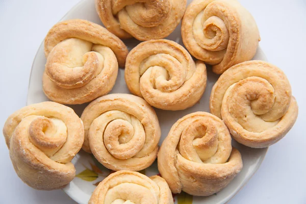 Plaat van korte brood cookies met pecannoten — Stockfoto