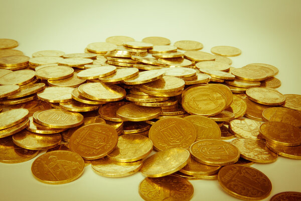 монеты украинских гривен и долларов
