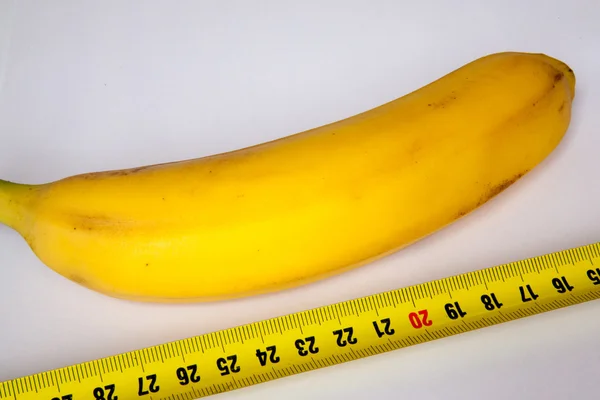 Banana com uma régua — Fotografia de Stock