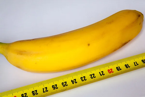 Banan z linijką — Zdjęcie stockowe