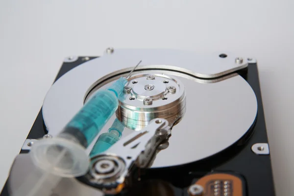 HDD en een spuit — Stockfoto