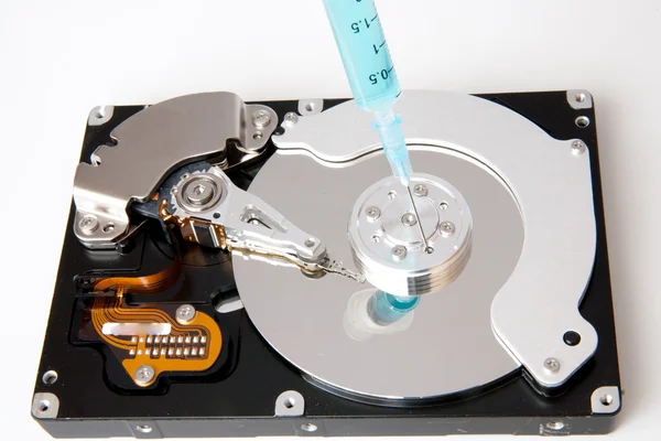 HDD en een spuit — Stockfoto