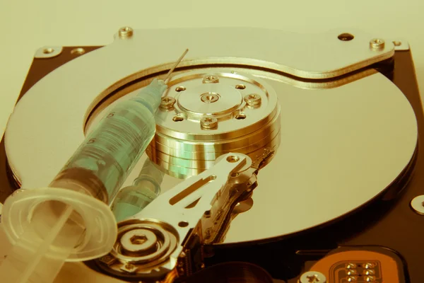 HDD en een spuit — Stockfoto