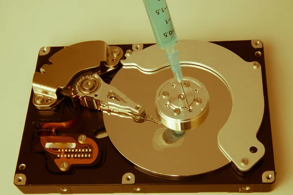 HDD en een spuit — Stockfoto