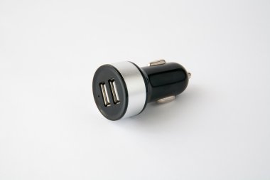 USB araç şarj cihazı