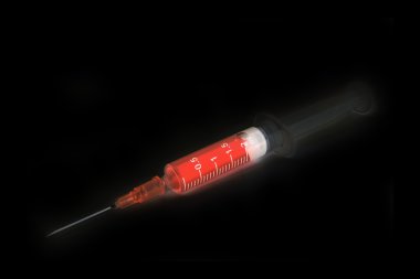 Beyaz arkaplanda izole şırıngalar