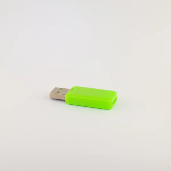 绿色的 usb 记忆棒上孤立的白 — 图库照片