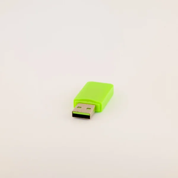 Vara de memória USB verde isolado no branco — Fotografia de Stock