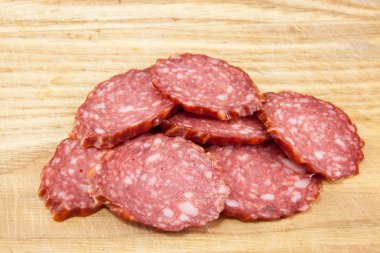 Salam sosis izole ahşap tahta üzerinde