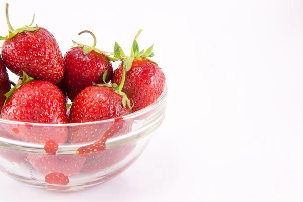 草莓在白色透明的玻璃碗 — 图库照片