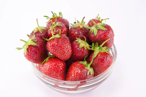 Bol en verre transparent aux fraises sur fond blanc — Photo
