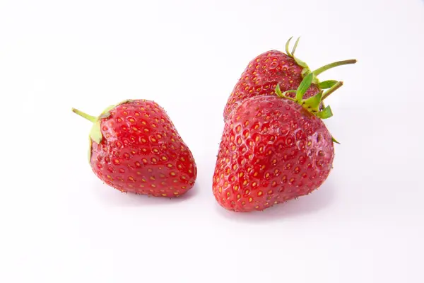 Bol en verre transparent aux fraises sur fond blanc — Photo