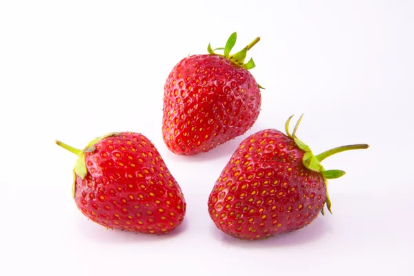 Transparant glazen kom met aardbeien op witte — Stockfoto