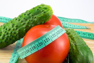 Ölçülü salatalık ve domates