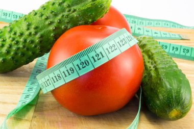 Ölçülü salatalık ve domates