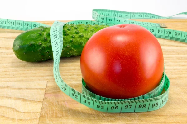 Pepino y tomate con medición —  Fotos de Stock