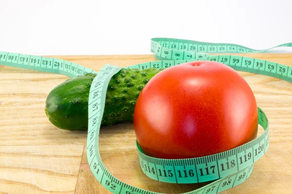 Pepino y tomate con medición —  Fotos de Stock
