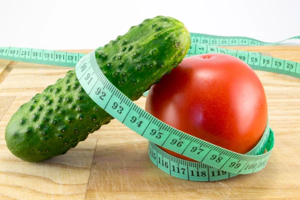 Pepino y tomate con medición —  Fotos de Stock