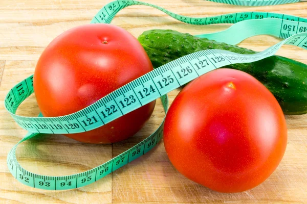 Concombre et tomate avec mesure — Photo