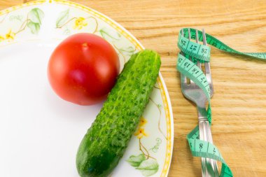Ölçüm bandı ve bir çatal ile domates izole 