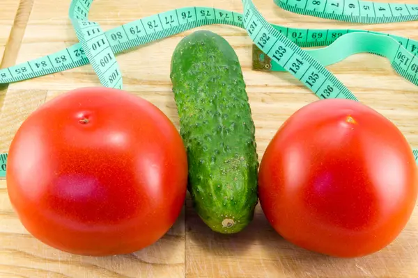 Komkommer en tomaat met maatvoering — Stockfoto