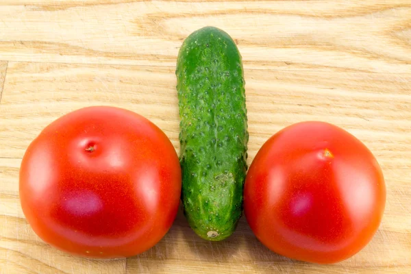 Ölçülü salatalık ve domates — Stok fotoğraf