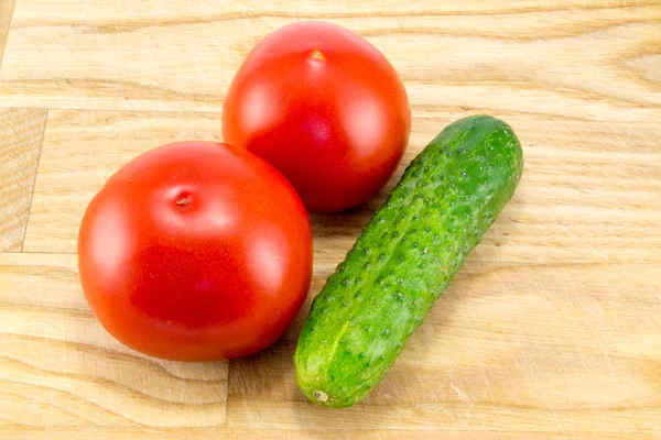 Komkommer en tomaat met maatvoering — Stockfoto
