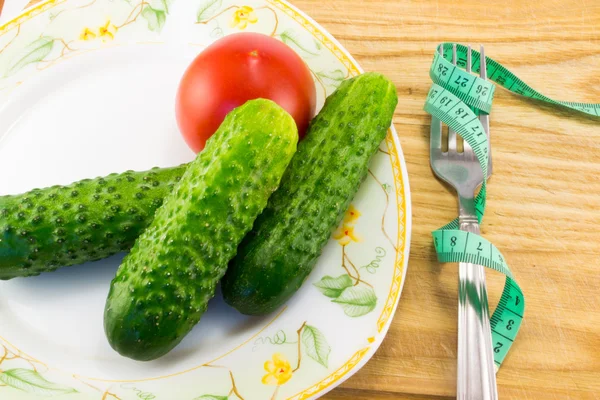 Komkommer en tomaat met maatvoering — Stockfoto