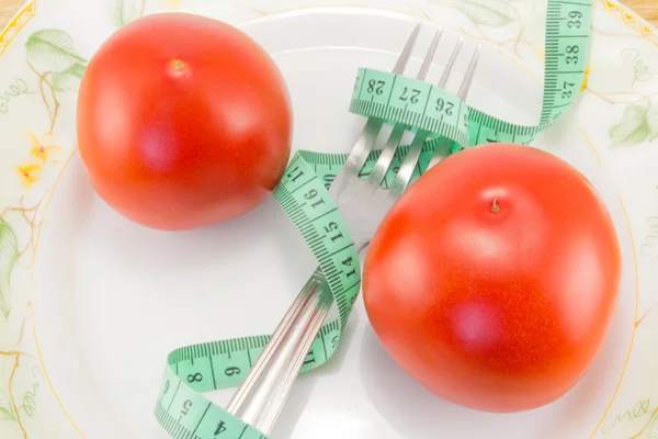 Cinta métrica y tenedor con tomate aislado —  Fotos de Stock