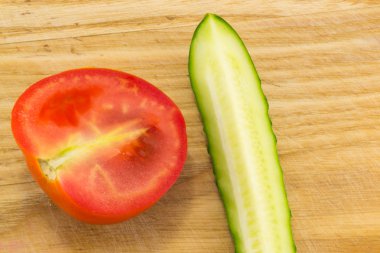 Ölçülü salatalık ve domates