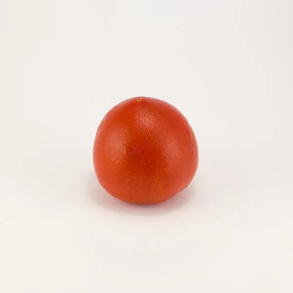 Um tomate vermelho fresco isolado — Fotografia de Stock