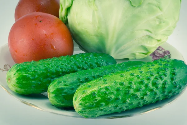 Komkommer en tomaat met maatvoering — Stockfoto