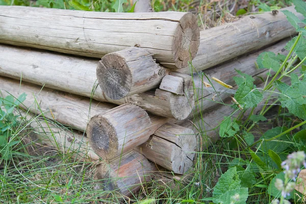 Bau eines Bauernhauses aus Baumstämmen — Stockfoto