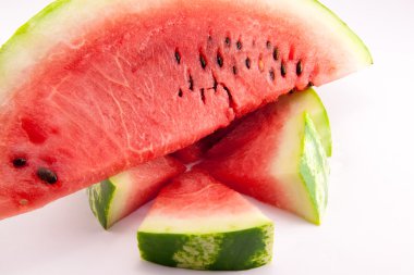 Beyaz arkaplanda izole edilmiş karpuz dilimleri