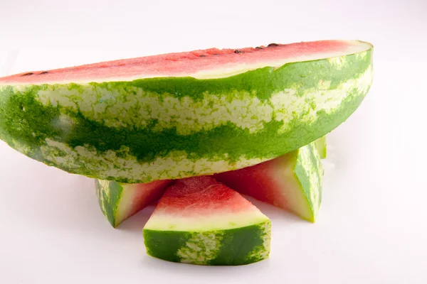 Skivor av vattenmelon isolerad på vit bakgrund — Stockfoto