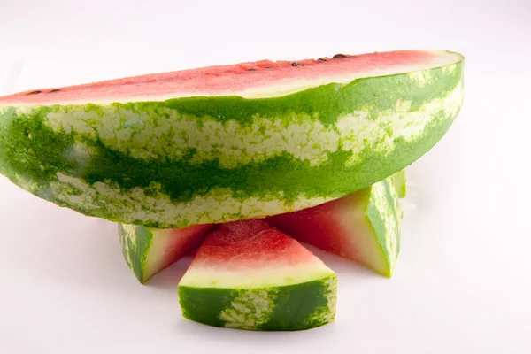 Scheiben Wassermelone isoliert auf weißem Hintergrund — Stockfoto