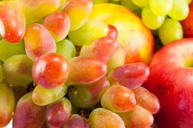 Beyaz üzerine izole edilmiş kırmızı üzüm.