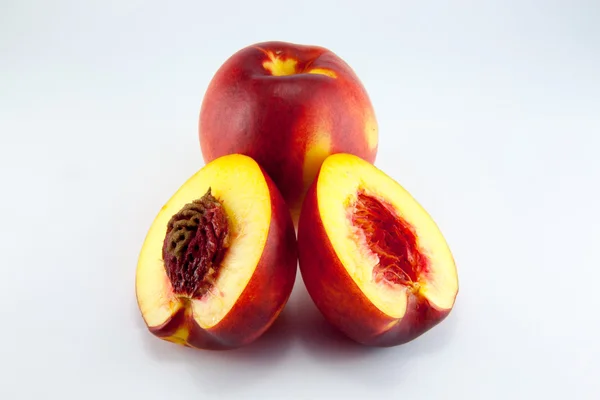 Нектариновые фрукты изолированы — стоковое фото