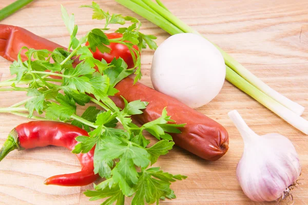 Saucisses et légumes grillés — Photo