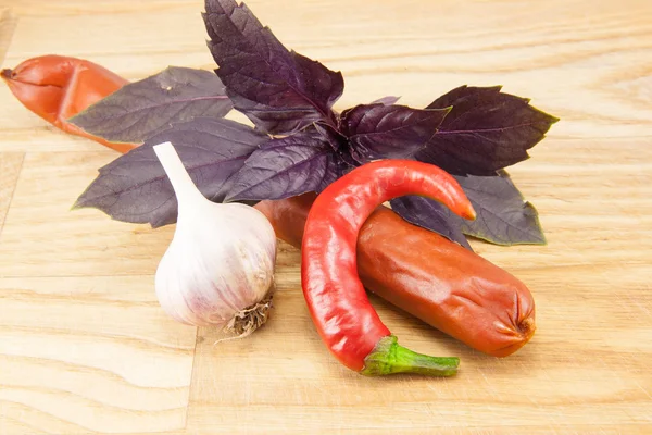 Enchidos e legumes grelhados — Fotografia de Stock