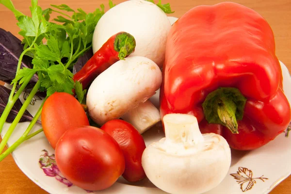 Verduras mezcladas en un plato — Foto de Stock