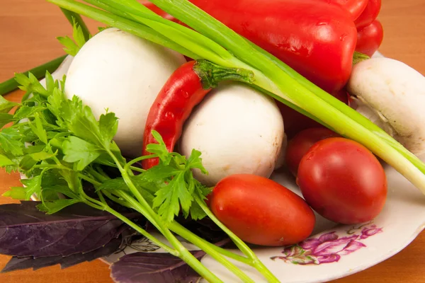 Gemengde groenten op een bord — Stockfoto