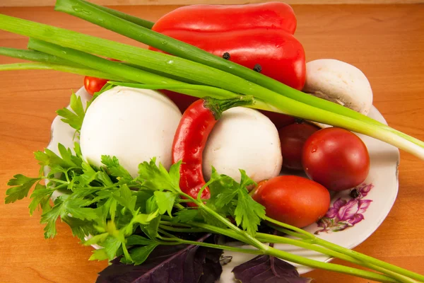 Gemengde groenten op een bord — Stockfoto